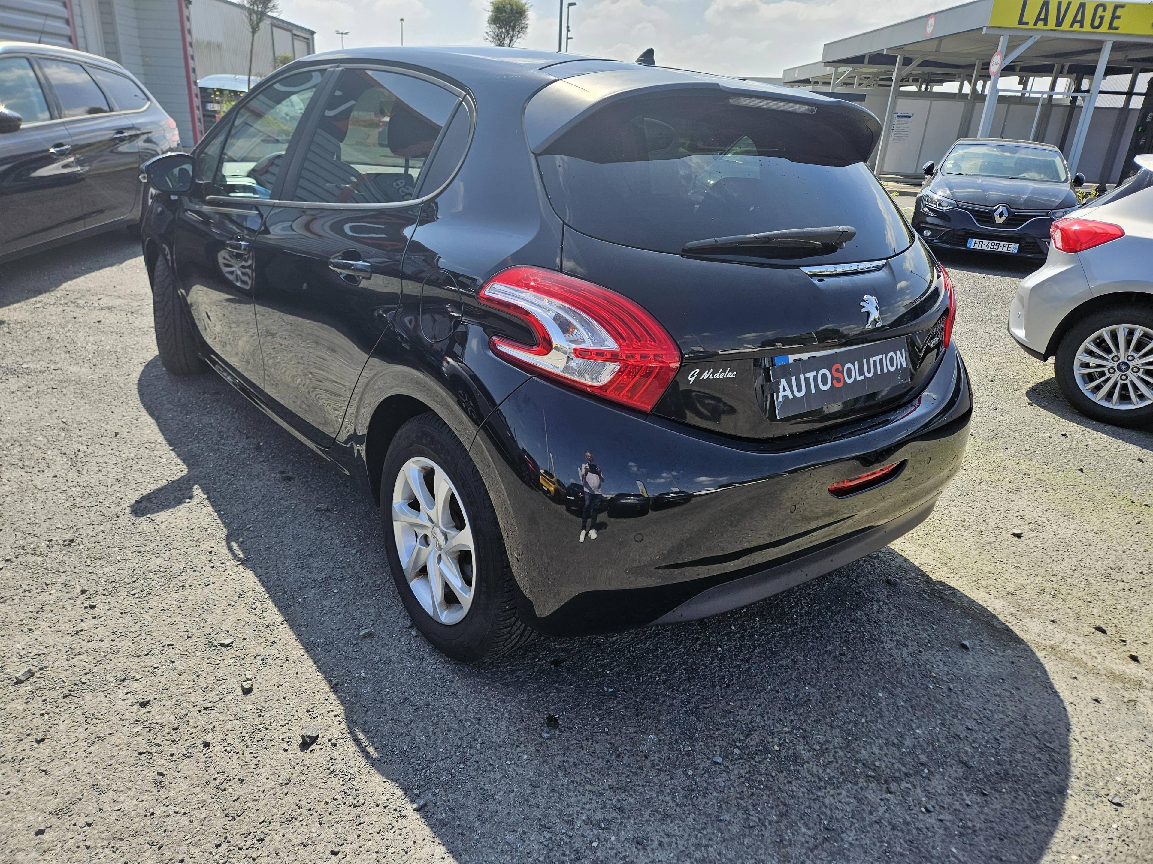PEUGEOT 208