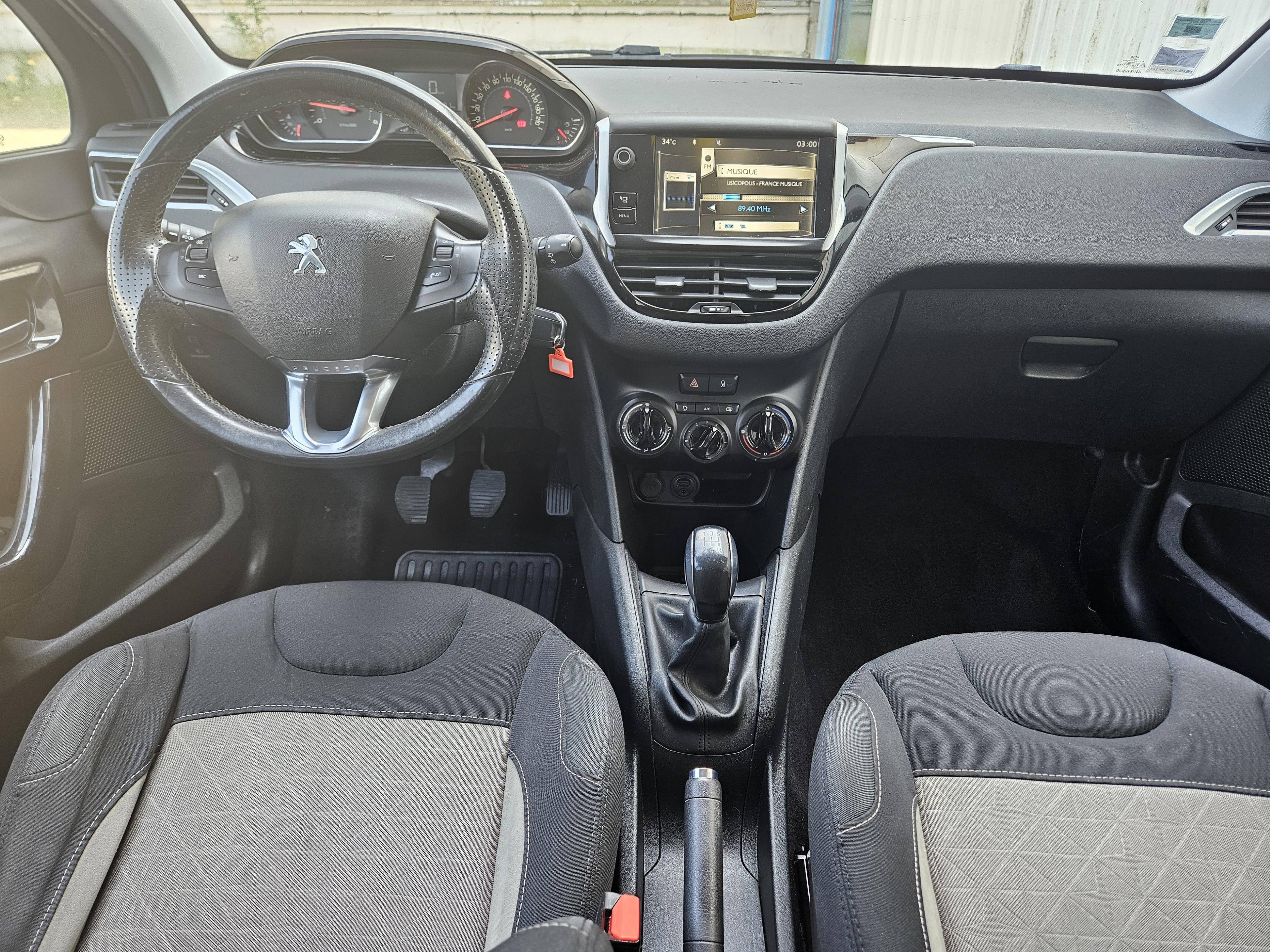PEUGEOT 208
