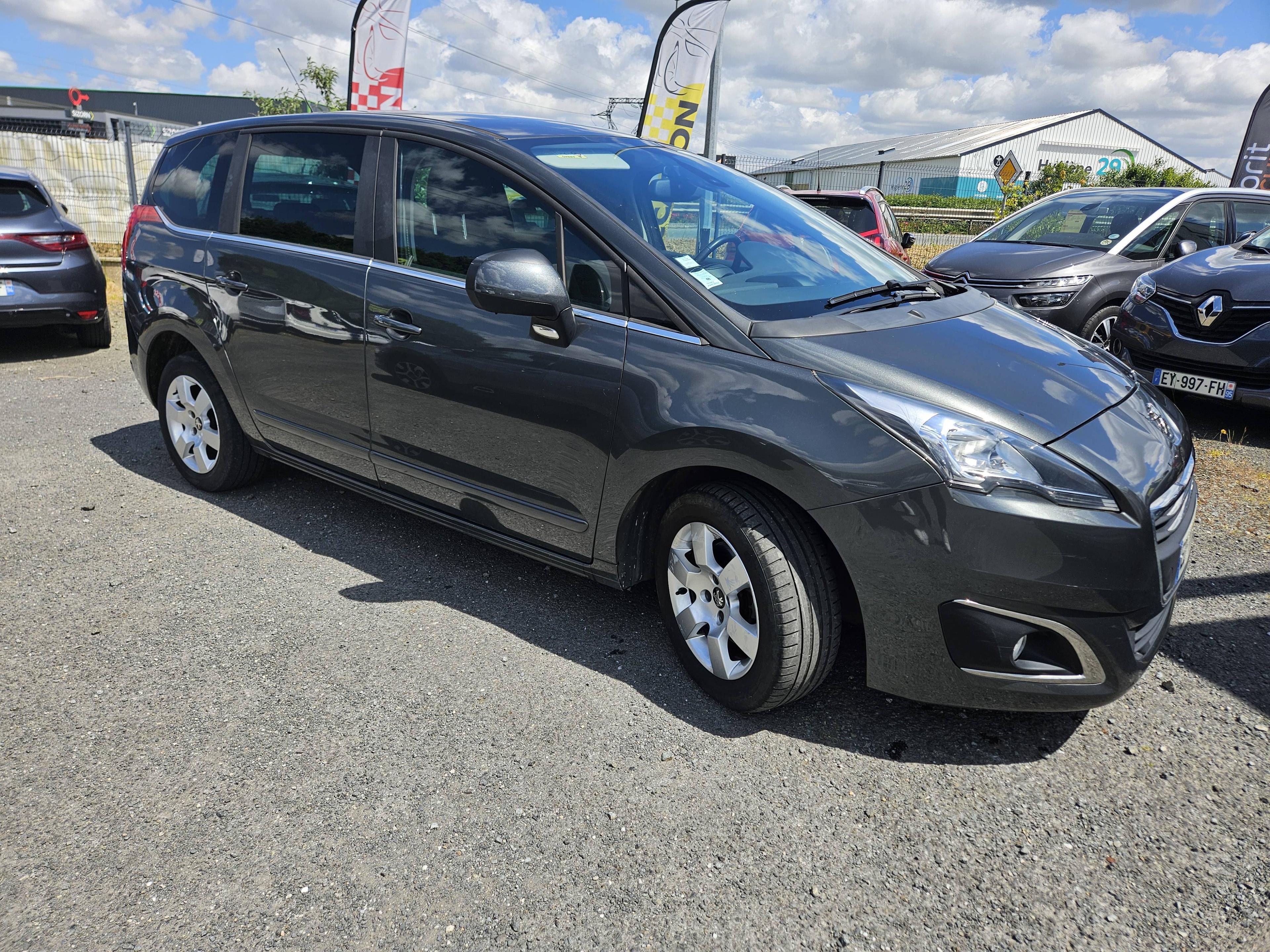 PEUGEOT 5008
