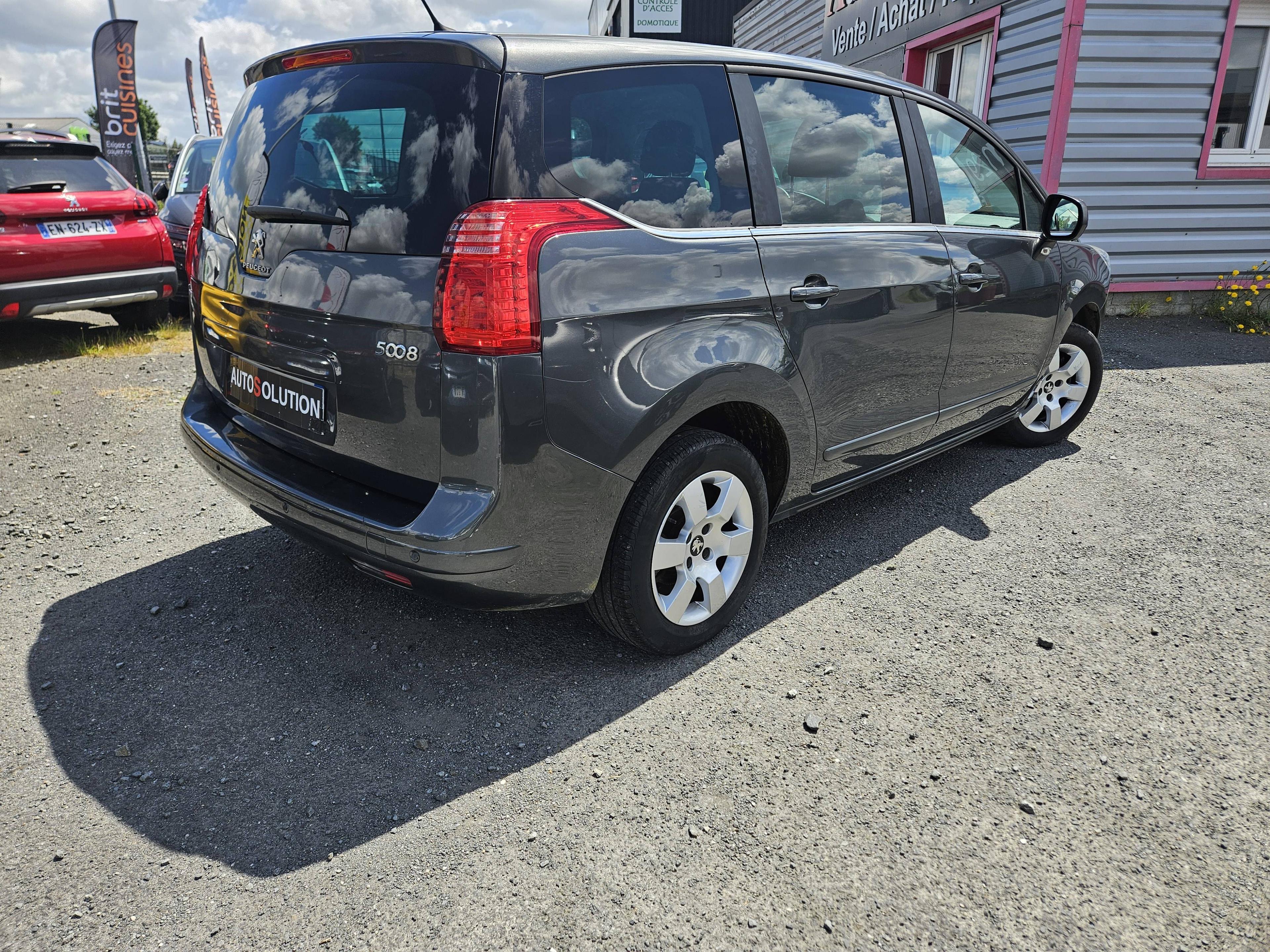 PEUGEOT 5008