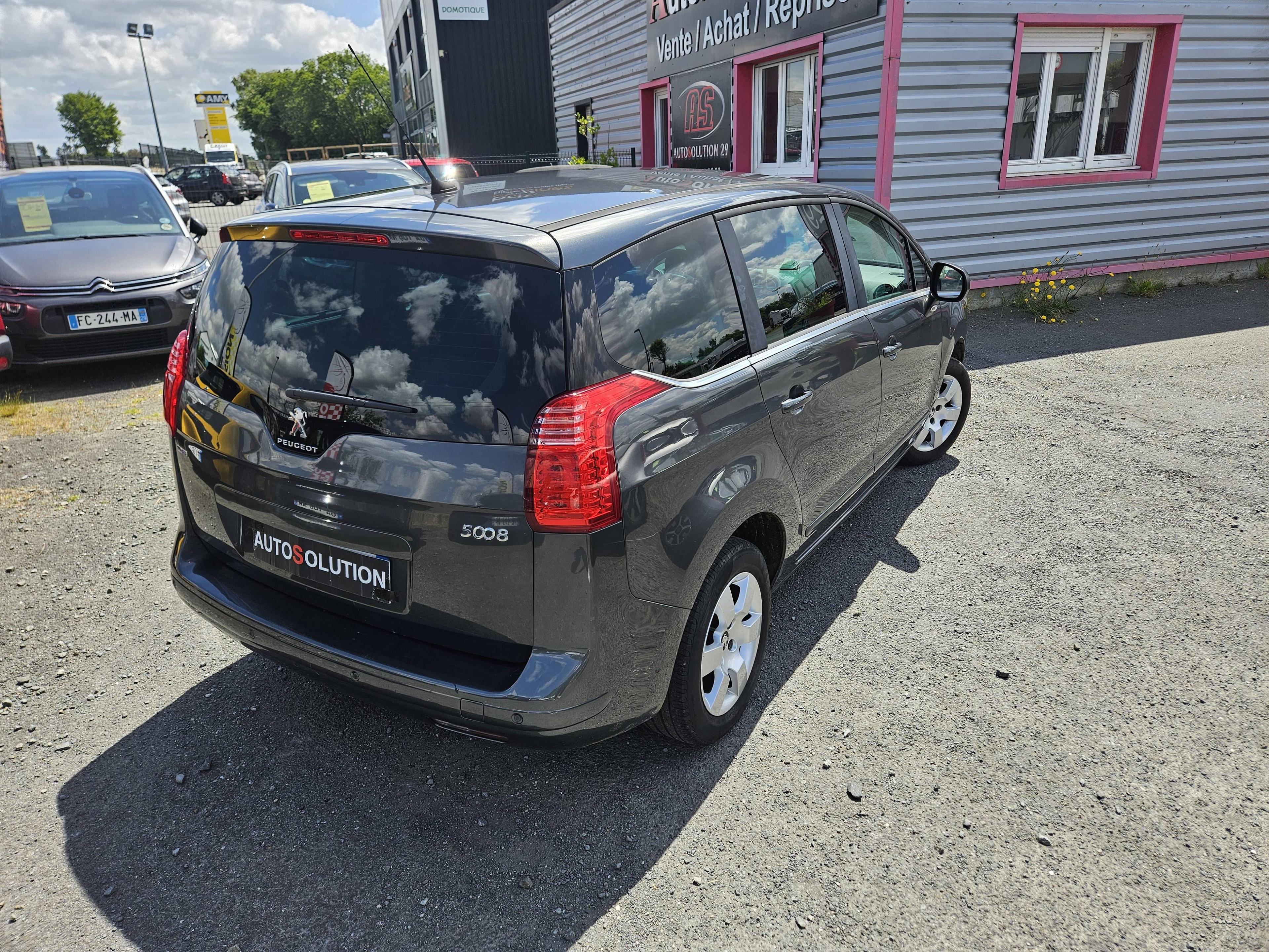 PEUGEOT 5008