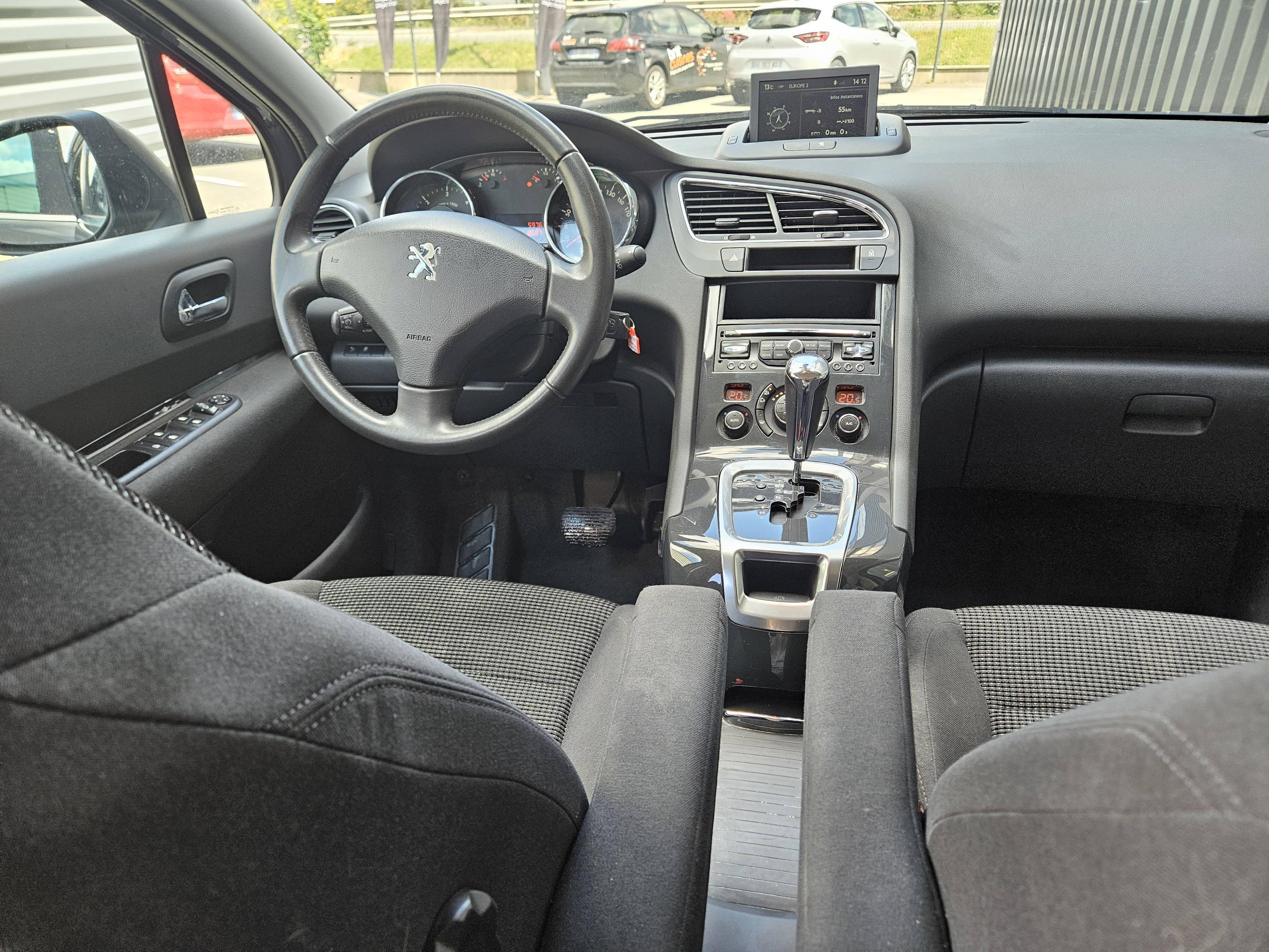 PEUGEOT 5008