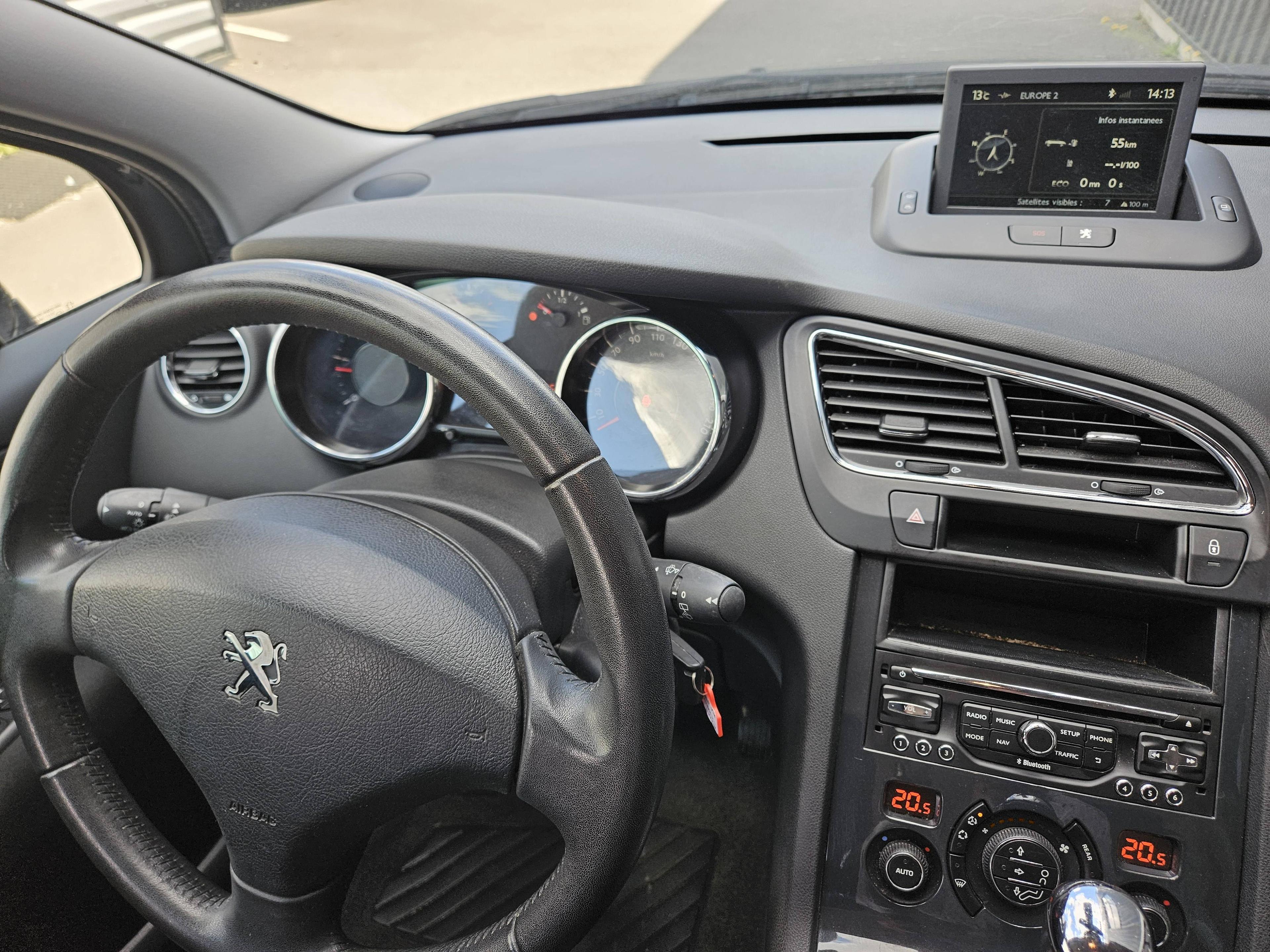 PEUGEOT 5008