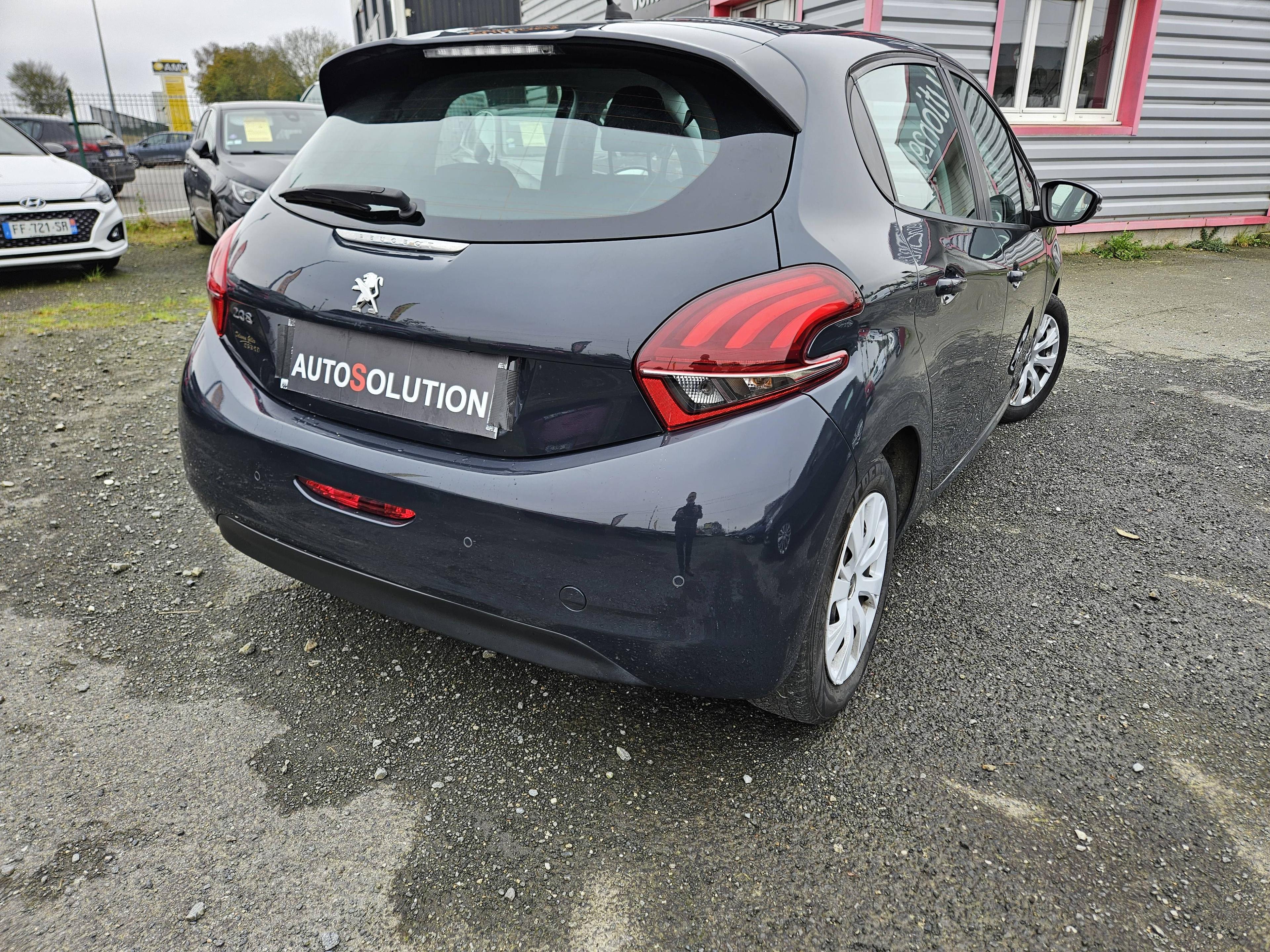 PEUGEOT 208