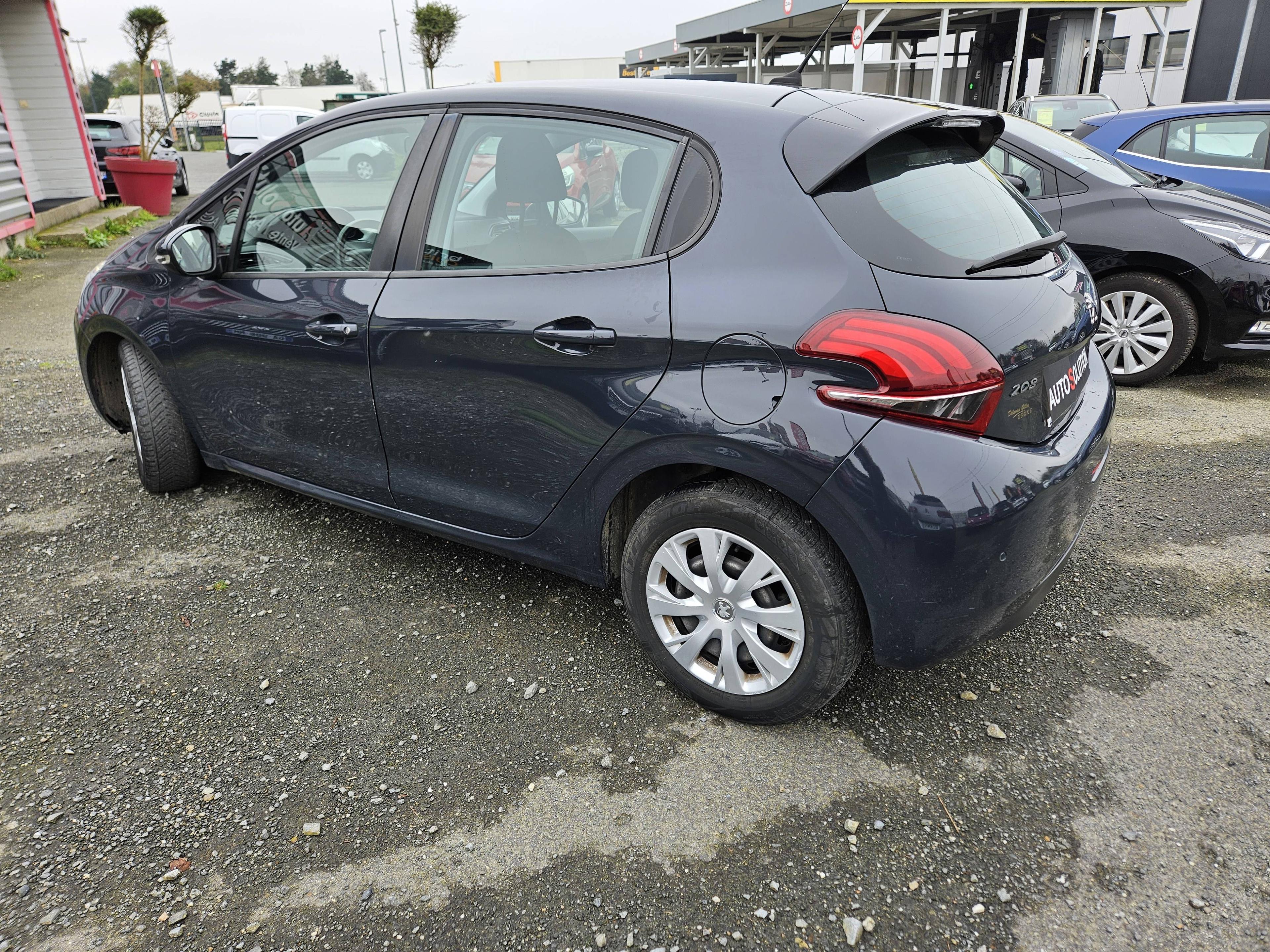 PEUGEOT 208