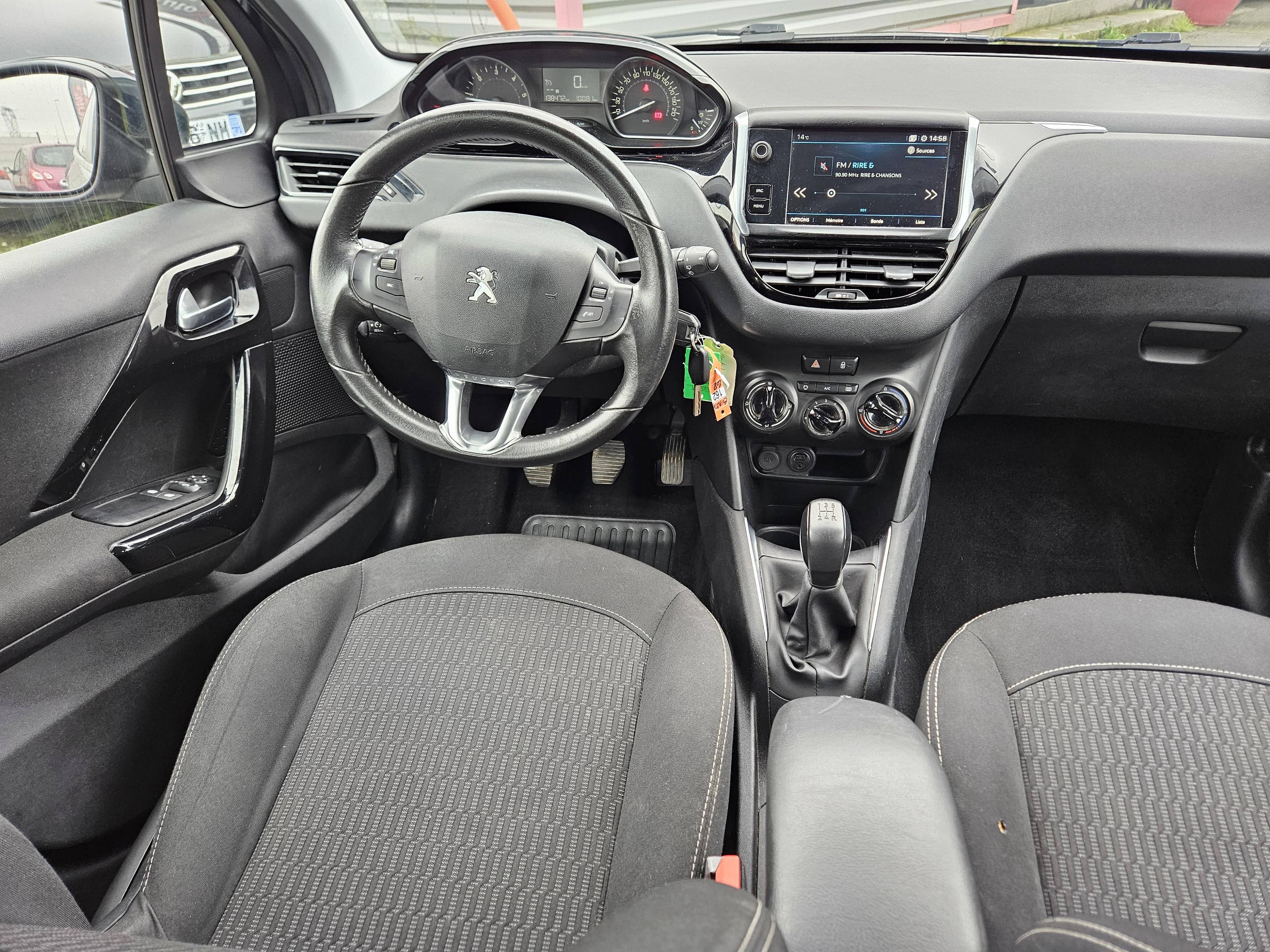 PEUGEOT 208