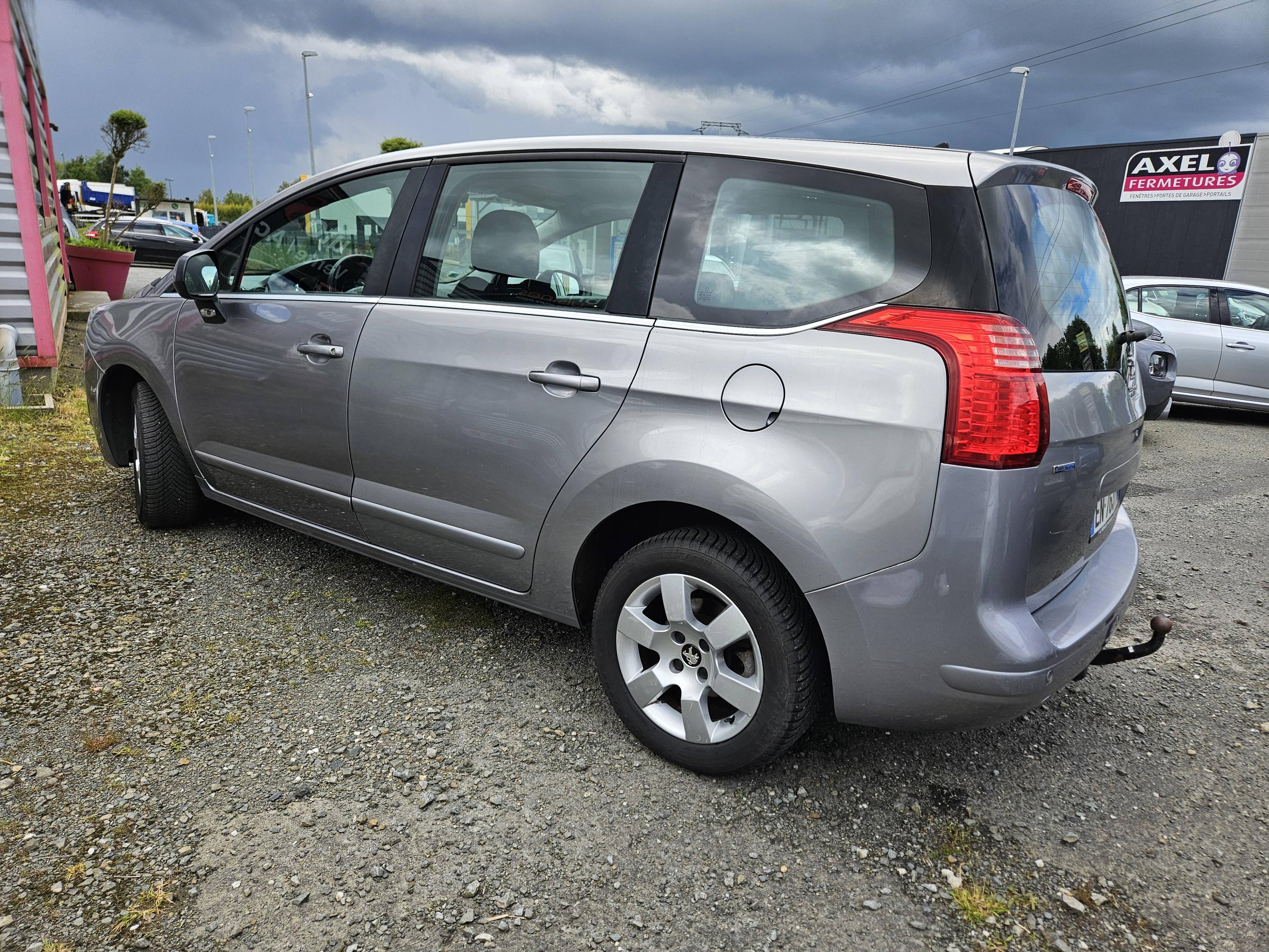 PEUGEOT 5008