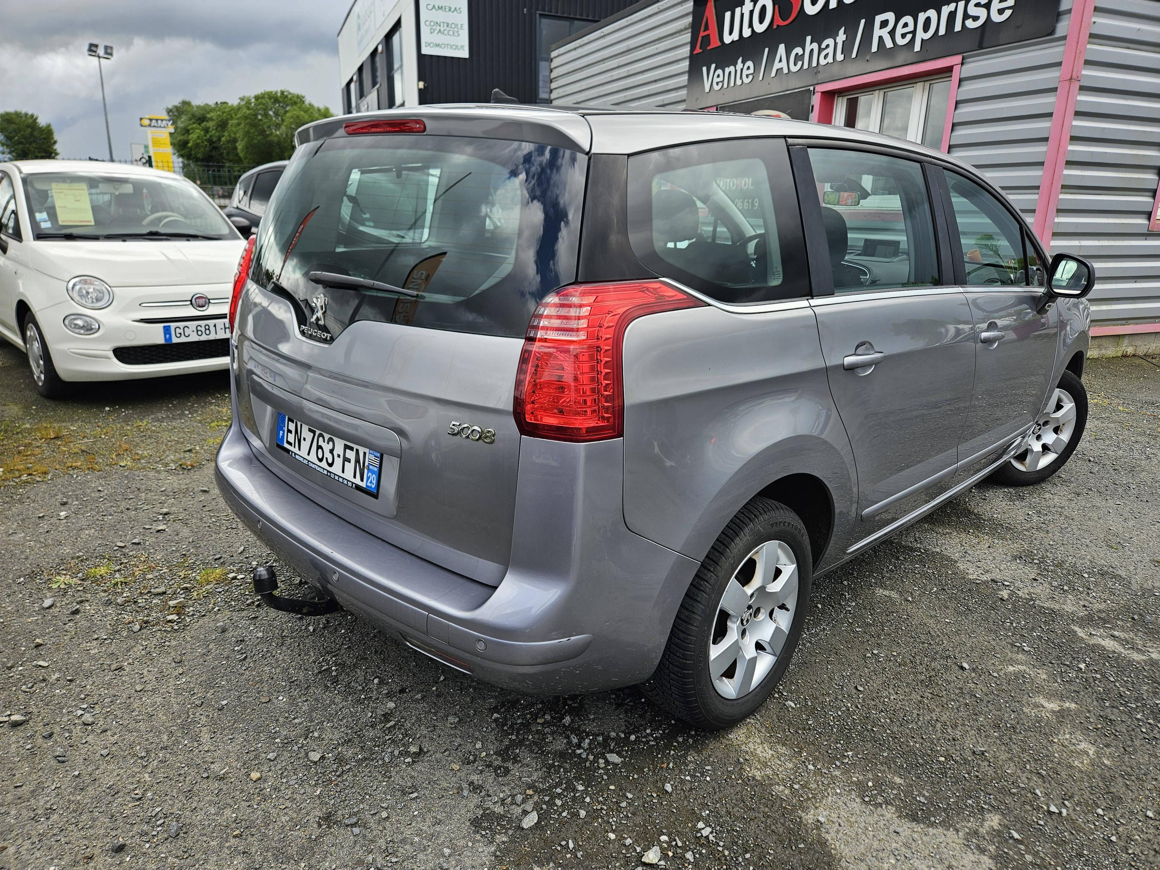 PEUGEOT 5008