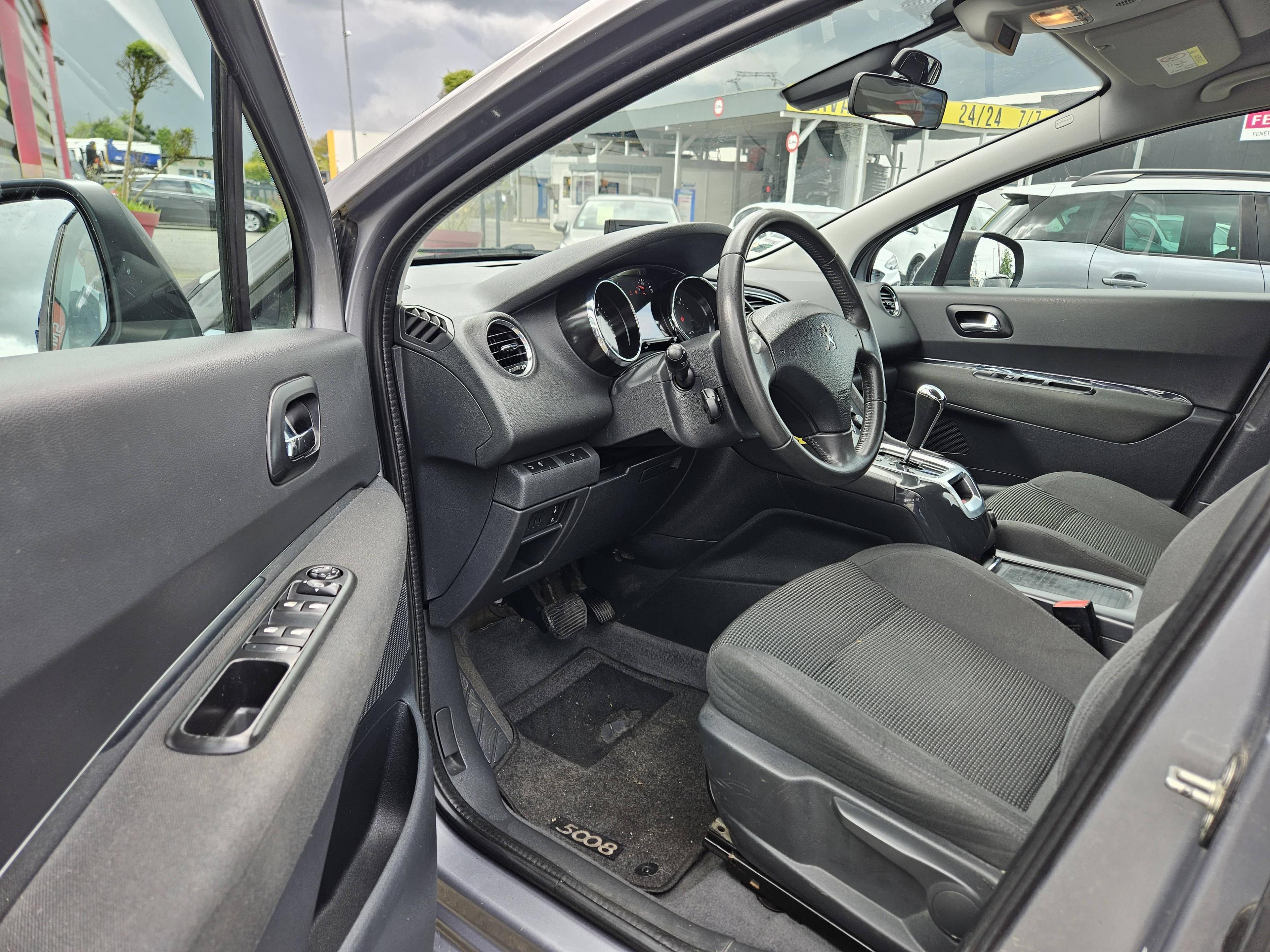 PEUGEOT 5008