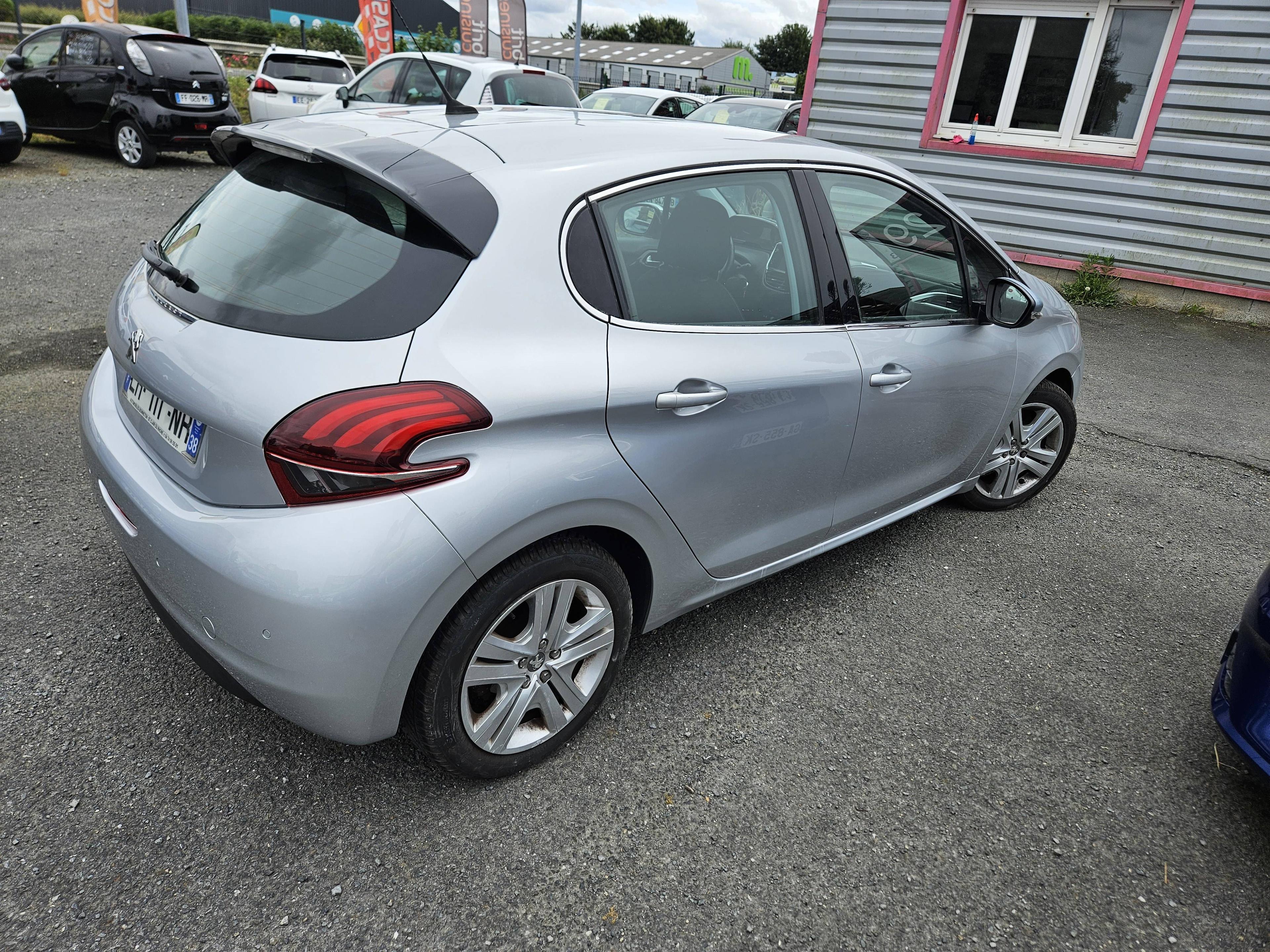 PEUGEOT 208
