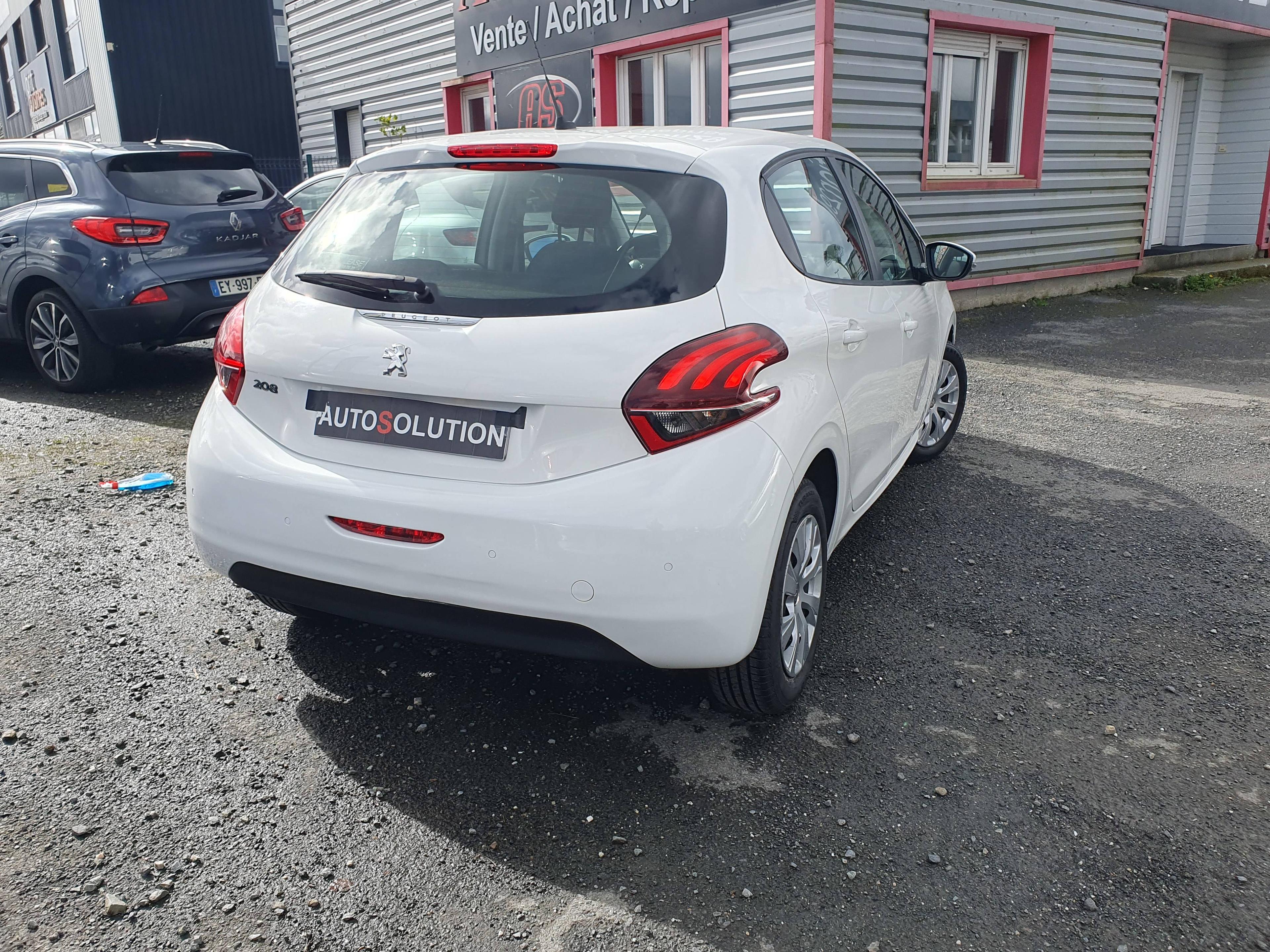 PEUGEOT 208