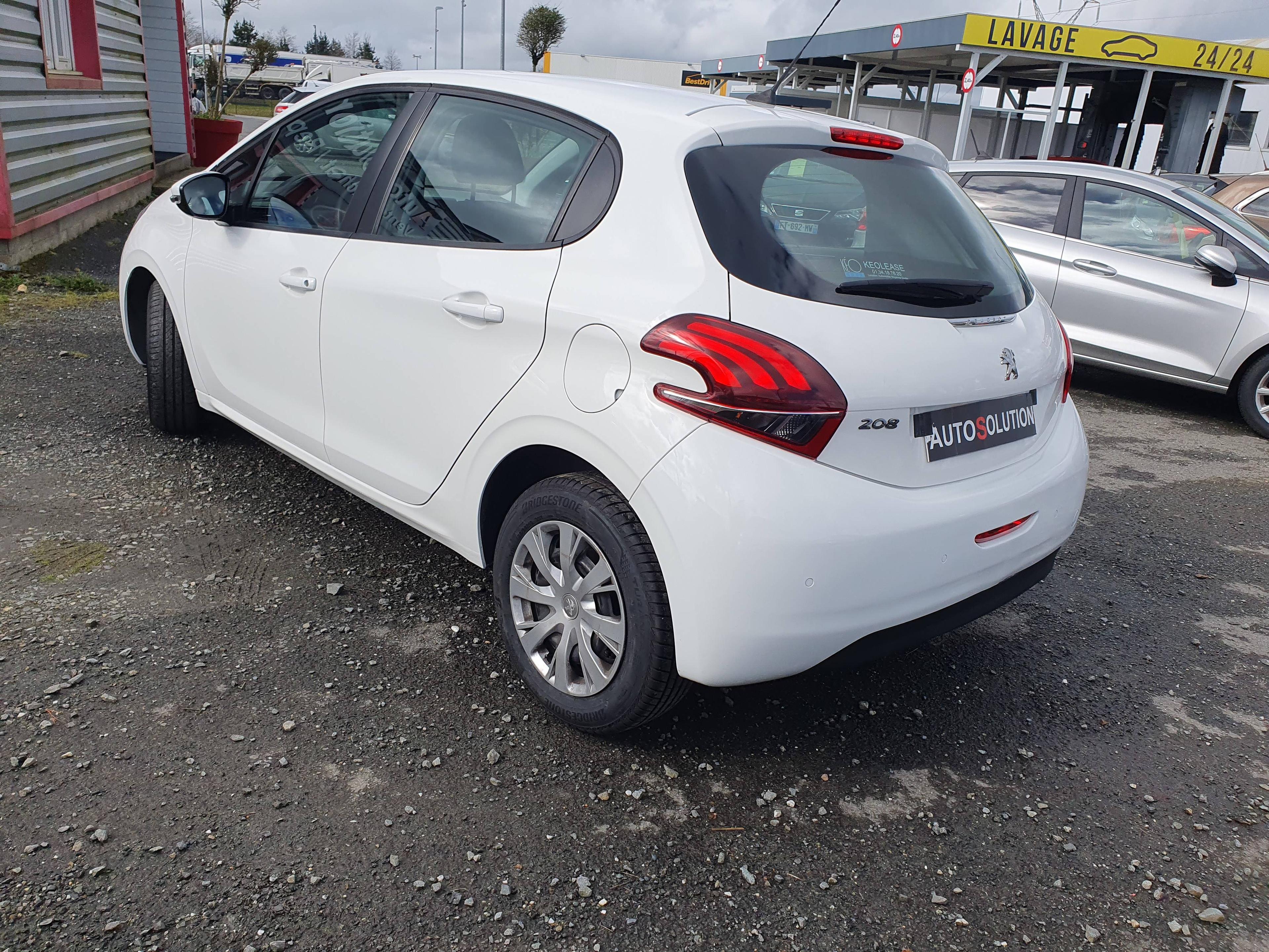 PEUGEOT 208