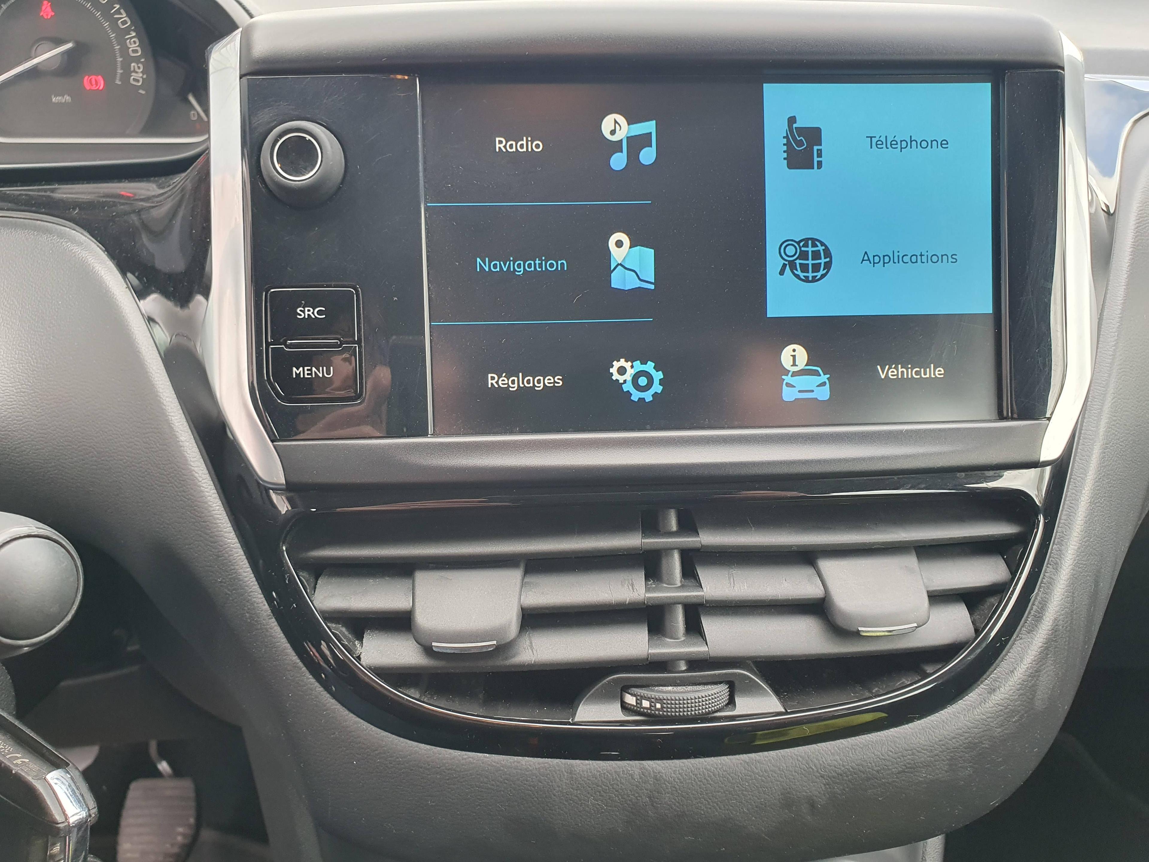 PEUGEOT 208