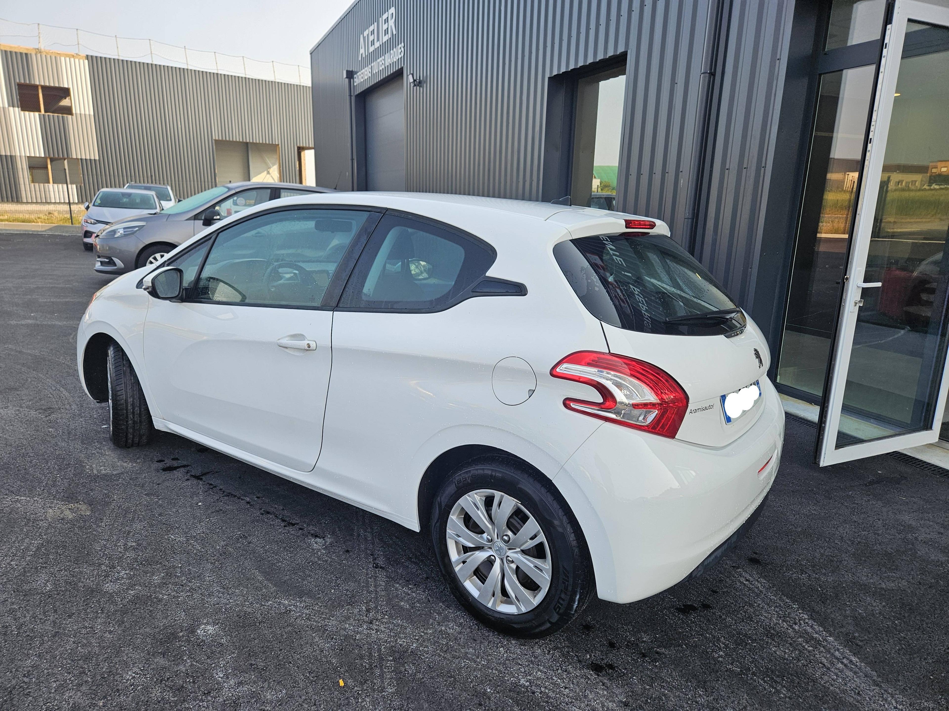 PEUGEOT 208