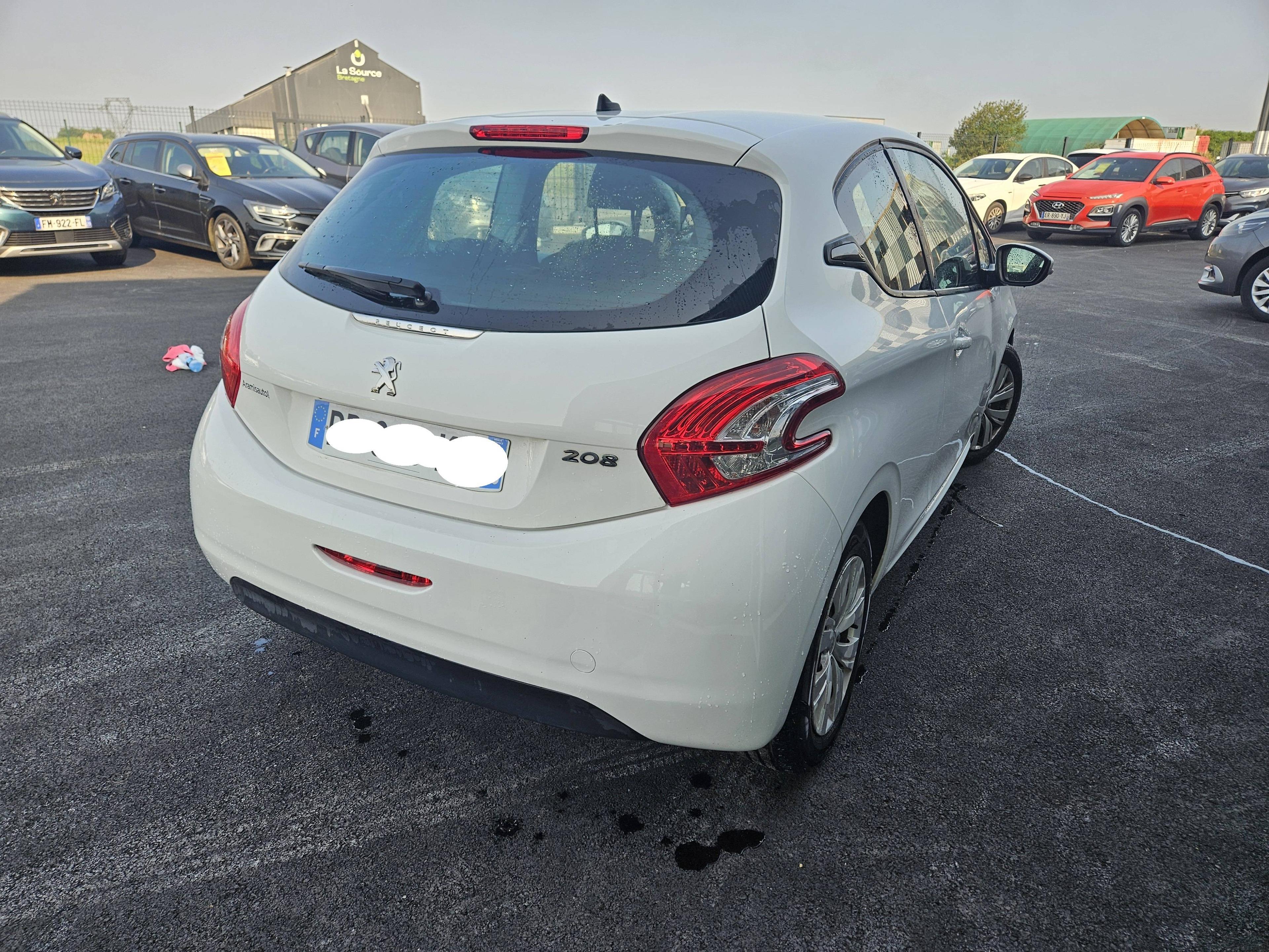 PEUGEOT 208
