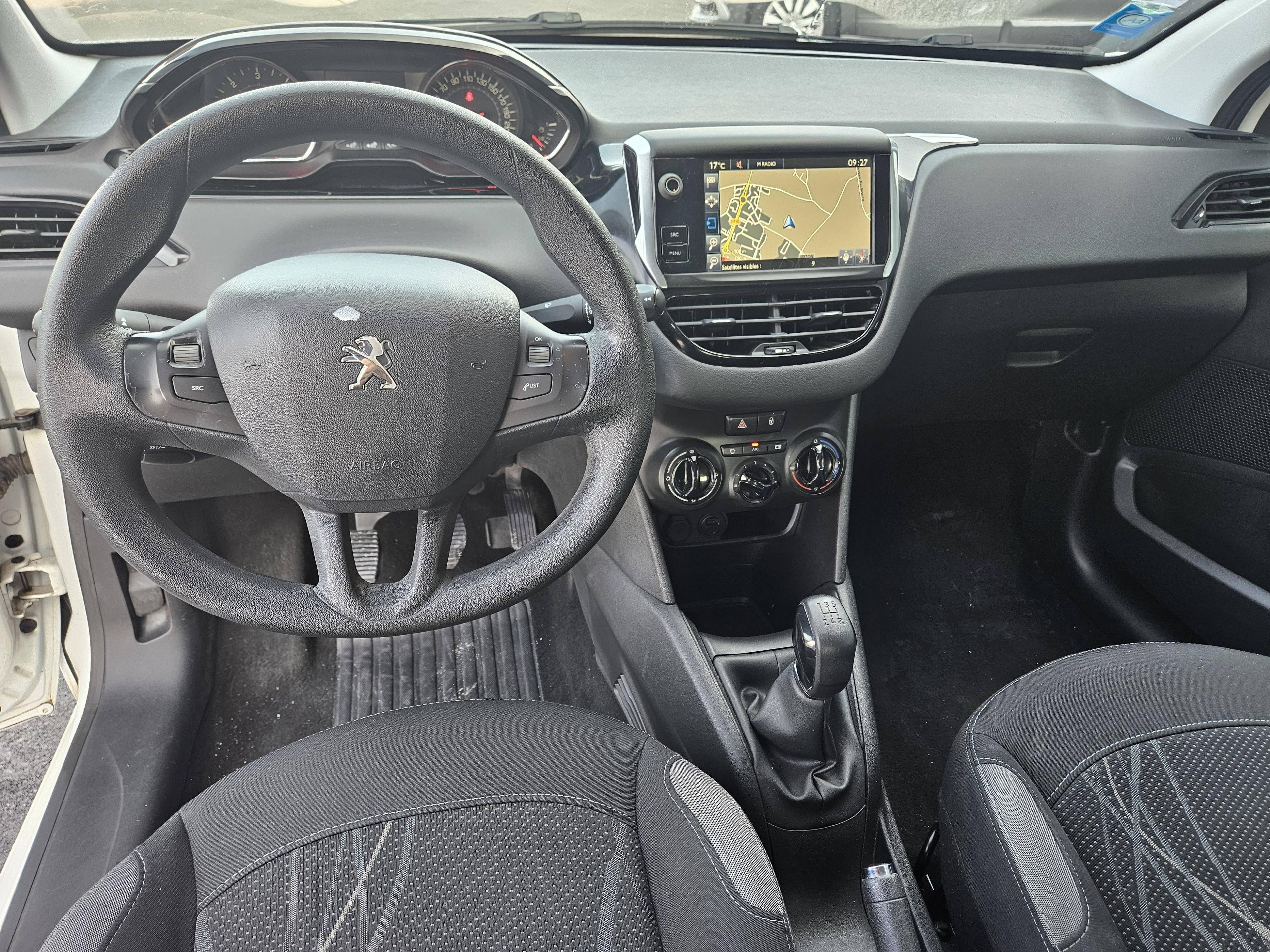 PEUGEOT 208
